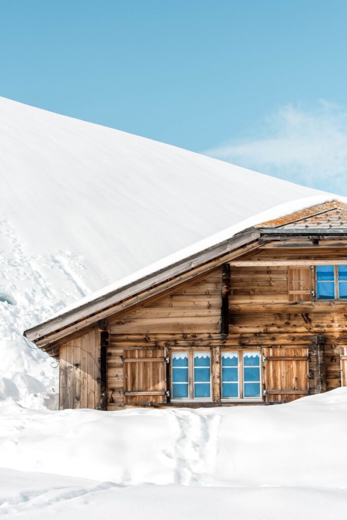 Chalet en bois sous la neige à Champéry