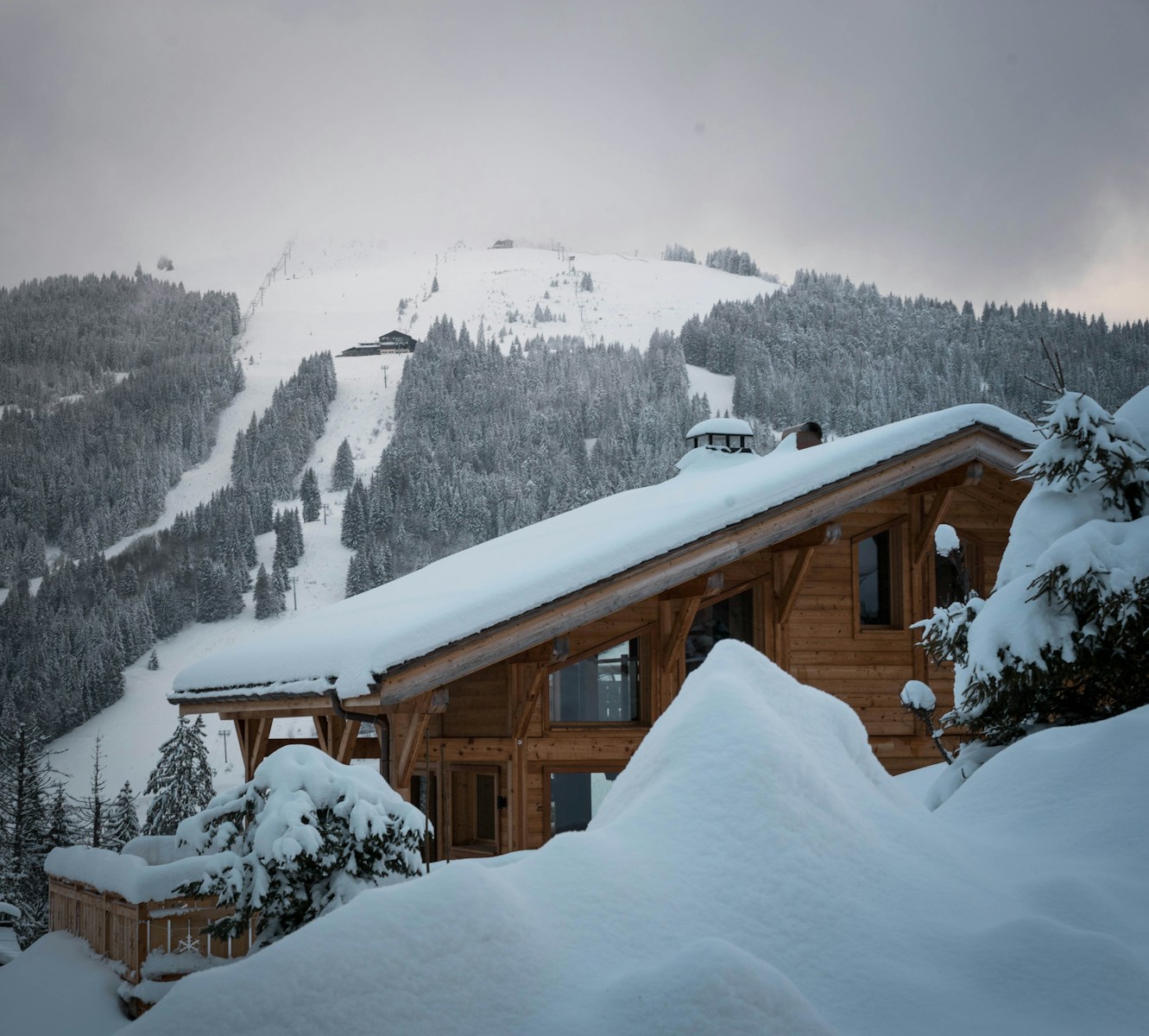 Chalet de montagne face aux pistes enneigées